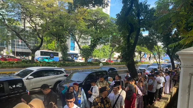 Kompleks Istana Kepresidenan Jakarta dipadati masyarakat yang ingin menghadiri open house yang digelar Presiden Prabowo Subianto.