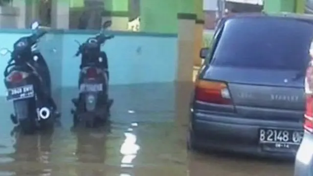 Banjir 2 Meter Rendam Rumah Mewah di Depok