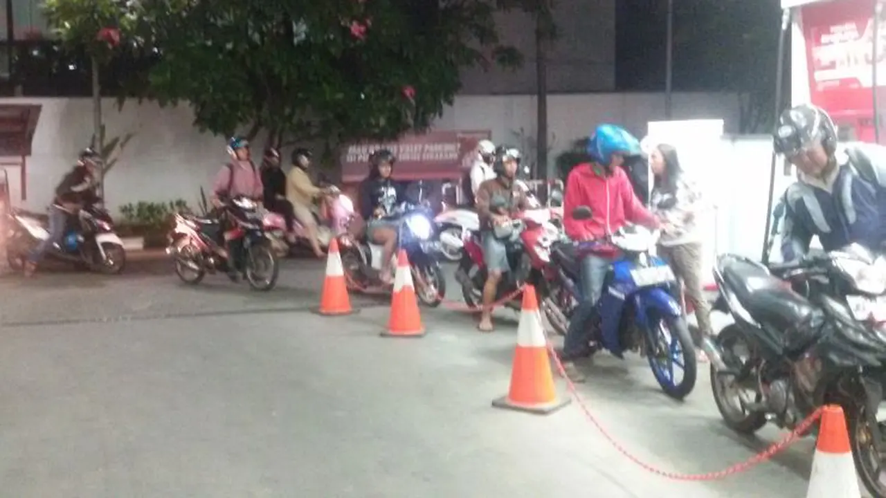 Antrian di SPBU Pejompongan menjelang kenaikan harga BBM subsidi