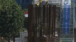 Pekerja menyelesaikan proyek pembangunan tol Bekasi-Cawang-Kampung Melayu (Becakayu) di Jalan DI Panjaitan, Jakarta, Kamis (25/10). Proyek yang masih terus berlangsung ini dikerjakan sebagai upaya mengurai kemacetan di ibu kota. (Merdeka.com/Imam Buhori)