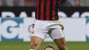 Striker AC Milan, Andre Silva, berebut bola dengan pemain SPAL, Francesco Vicari, pada laga Serie A Italia di Stadion San Siro, Rabu (20/9/2017). AC Milan menang 2-0 atas SPAL. (AP/Antonio Calanni)