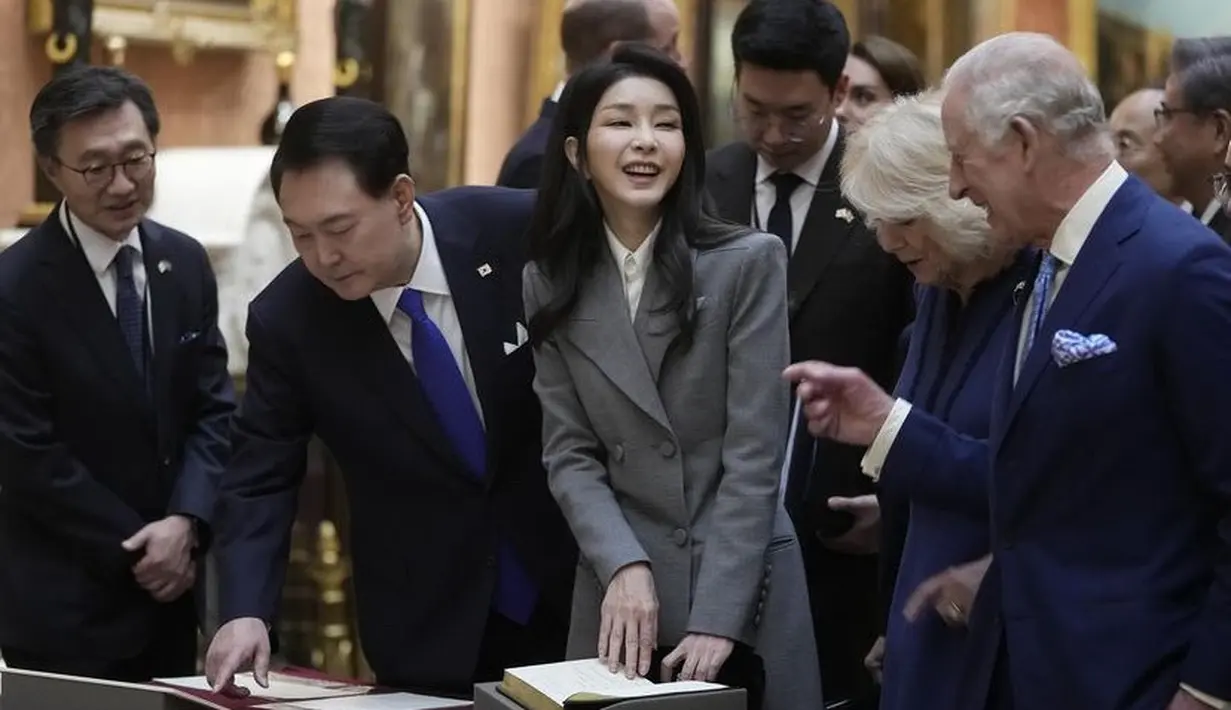 Rambut panjang hitamnya dibiarkan terurai tanpa poni. Dengan gaya makeup natural tanpa makeup berlebihan.  [@theroyalfamily]