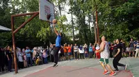 Cawapres Sandiaga Uno saat memcoba memasukkan bola ke dalam ring basket di komplek Satdion Manahan Solo, Sabtu (29/12/).(Liputan6.com/Fajar Abrori)
