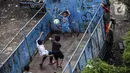 Sejumlah anak bermain sepak bola dalam bak truk di kawasan Cengkareng, Jakarta, Rabu (23/2/2022). Minimnya lahan bermain di kawasan tersebut membuat anak-anak memanfaatkan tempat yang bukan semestinya untuk bermain bola. (Liputan6.com/Johan Tallo)