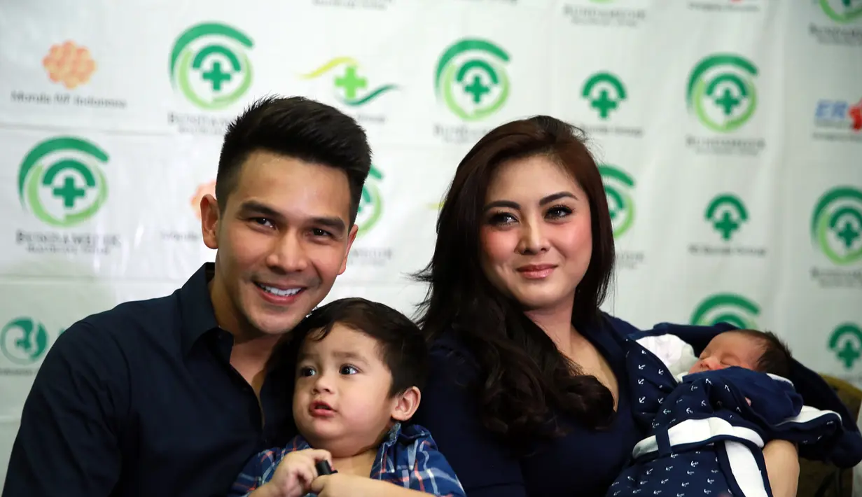 Ijong yang sebelumnya telah dikaruniai dua orang anak mengaku seperti menjadi ayah baru. Ia menceritakan saat anak pertamanya kembar lahir, tidak bisa langsung menggendongnya lantaran lahir prematur. (Deki Prayoga/Bintang.com)