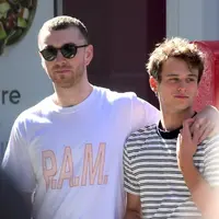 Selain Sam Smith dan Brandon Flynn, berikut 5 pasangan gay Hollywood yang fenomenal. (Sumber Foto: Splash News/metro.co.uk)