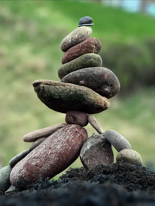Salah satu wujud batu bertumpuk atau rock balancing dalam European Stone Stacking Championships 2018 di Dunbar, Skotlandia, Minggu (22/4). (ANDY BUCHANAN/AFP)