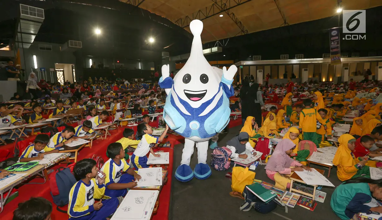 Karakter animasi Zuzhu berpose bersama anak-anak saat peluncuran karakter animasi edukatif di TMII, Jakarta, Minggu (29/9/2019). Karakter animasi Zuzhu dan Zazha terinspirasi dari tetesan susu yang memiliki banyak manfaat kebaikan. (Liputan6.com/HO/Bon)