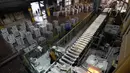 Pekerja melakukan pengecekan lempengan alumunium yang keluar dari mesin pencetak di sebuah pabrik pengecoran di Rusal Krasnoyarsk, Siberia, (8/7/2014).(REUTERS/Ilya Naymushin) 
