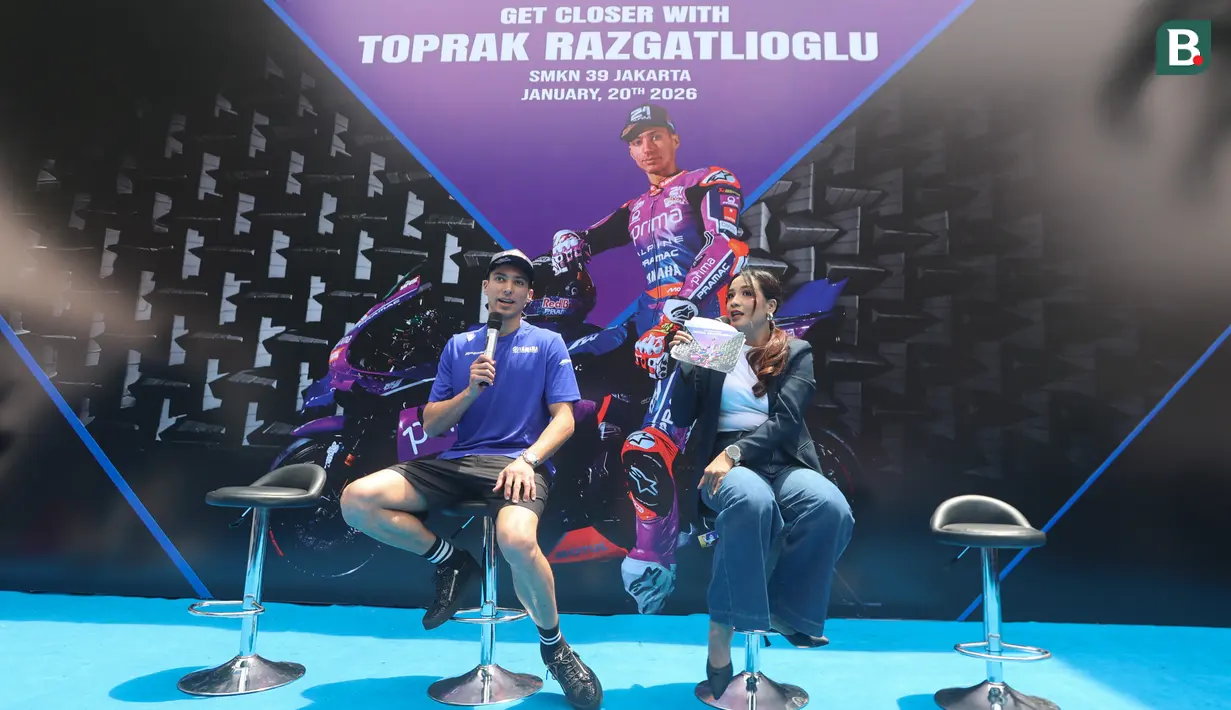 Pembalap rookie Prima Pramac Racing, Toprak Razgatlioglu, menghadiri acara Meet and Greet di SMK Negeri 39 Jakarta, Cempaka Putih, Jakarta Pusat, Selasa (20/1/2026). (Bola.com/M Iqbal Ichsan)