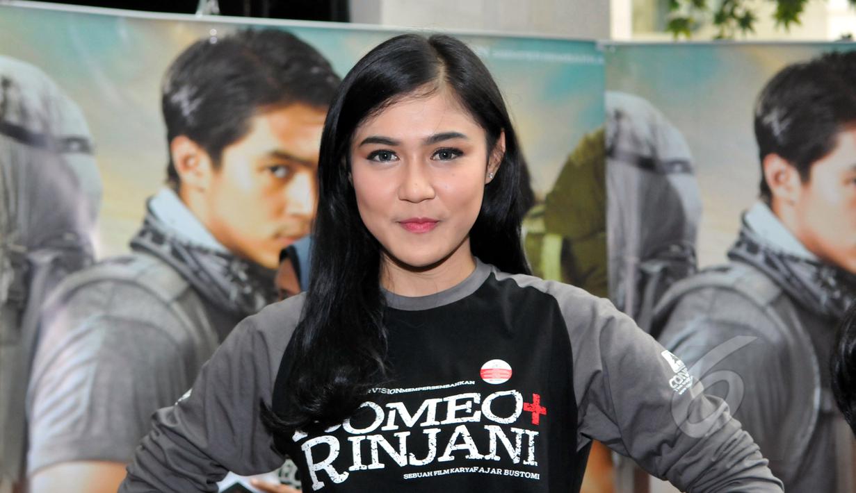 Personel girlband Cherrybelle, Novi saat acara press screening film Romeo+Rinjani di Epicentrum Walk, Kuningan, Jakarta, Selasa (21/4/2015). Film yang mulai tayang 23 April mendatang itu mengekspos keindahan Gunung Rinjani. (Liputan6.com/Panji Diksana)