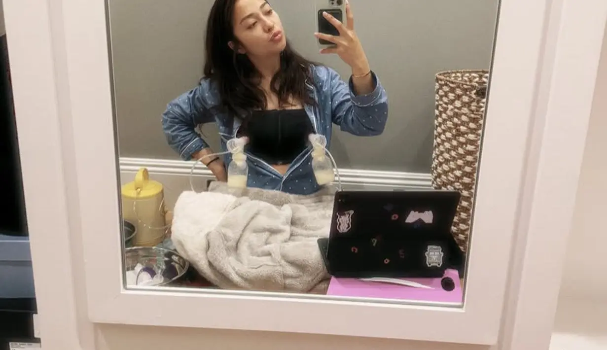 Nikita juga membagikan foto dirinya sedang pumping, mengenakan piyama biru lengan panjang dan inner bra top hitam. [@nikitawillyofficial94]