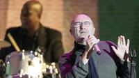 Phil Collins saat tampil di Milan, Italia, pada 16 Oktober 2010. (AP Photo/Luca Bruno)