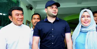 Penyanyi Ridho Rhoma menghirup udara bebas setelah 10 bulan mendekam di penjara dan menjalani rehabilitasi terkait narkoba. Anak penyanyi dangdut senior itu keluar dari Rumah Sakit Ketergantungan Obat (RSKO) pada Kamis (25/1). (Nurwahyunan/Bintang.com)