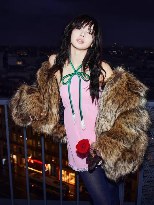 Lisa tampil kece dengan rambut panjang berponinya yang diikal dan dibiarkan tergerai. [Foto: Instagram/lalalalisa_m]