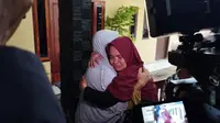 Kepulangan Iin Lina (kerudung merah) TKI asal Kabupaten Purwakarta diwarnai isak tangis keluarga. Foto (Liputan.com/Asep Mulyana)