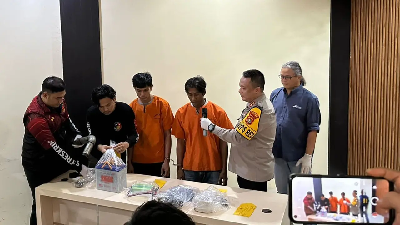 Kapolres Rokan Hilir menginterogasi tersangka pencurian minyak mentah PT Pertamina Hulu Rokan.