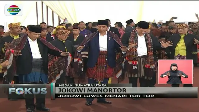 Aksi Presiden Jokowi menari tor-tor di pesta pernikahan Bobby Nasution dan Kahiyang Ayu Siregar pada Sabtu (25/11) menuai banyak pujian.