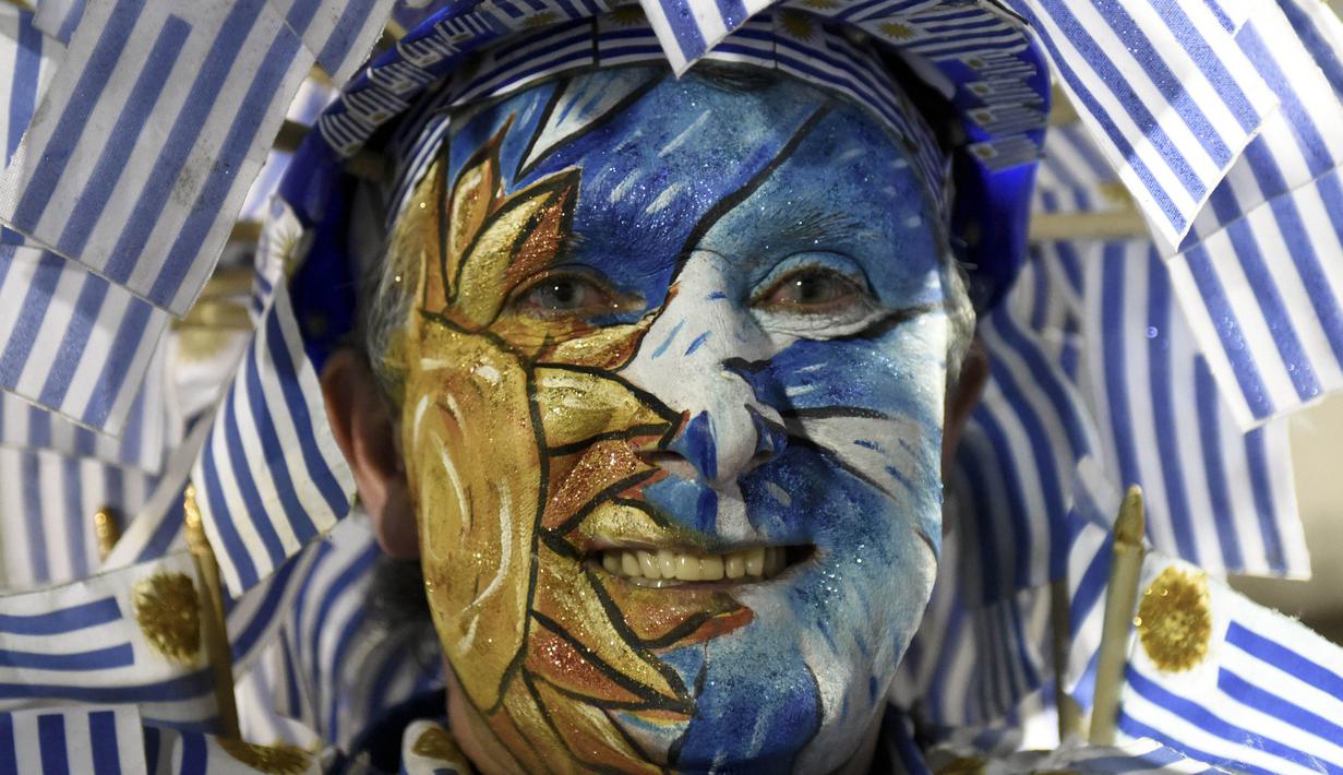 Salah satu pendukung timnas Uruguay mewarnai wajahnya dengan bendera negaranya saat mendukung timnya melawan Argentina pada laga kualifikasi Piala Dunia 2018 di Montevideo, Uruguay, (31/8/2017). Argentina imbang 0-0 lawan uruguay. (AP/Matilde Campodonico)