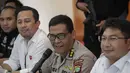 Kabid Humas Polda Metro Jaya Kombes Argo Yuwono didampingi jajaran memberikan keterangan kepada wartawan saat rilis pengungkapan tindak pidana perampasan truk tangki Pertamina di Polda Metro Jaya, Jakarta, Selasa (19/3). (Liputan6.com/Faizal Fanani)