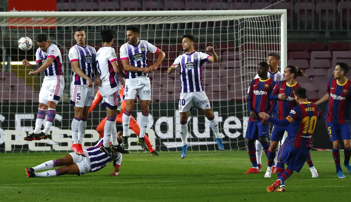 Striker Barcelona, Lionel Messi, melepaskan tendangan bebas ke gawang Real Valladolid pada laga Liga Spanyol di Stadion Camp Nou, Selasa (6/4/2021). Barcelona menang dengan skor 1-0. (AP Photo/Joan Monfort)