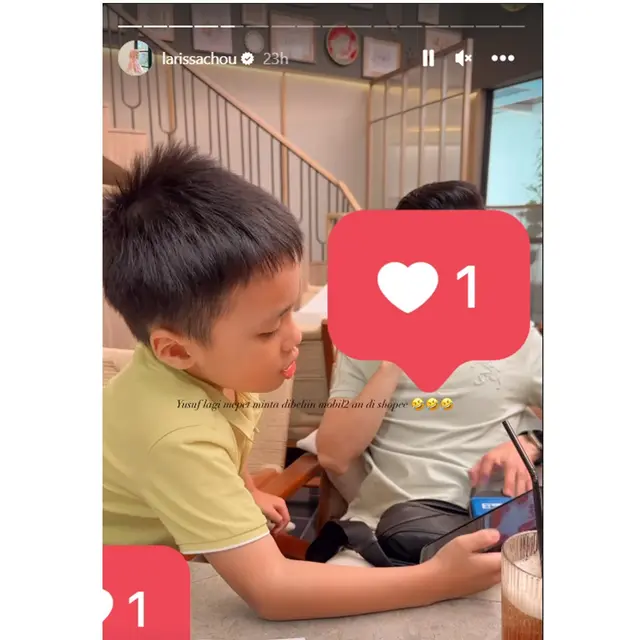 6 Potret Kedekatan Ikram Rosadi dan Anak Larissa Chou,
