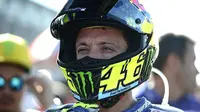 Pebalap Movistar Yamaha, Valentino Rossi, terancam tuntutan hukum dari seorang wanita yang ditabraknya di paddock Sirkuit Ricardo Tormo pada sela-sela pergelaran MotoGP Valencia, Sabtu (12/11/2016). (Motorsport)