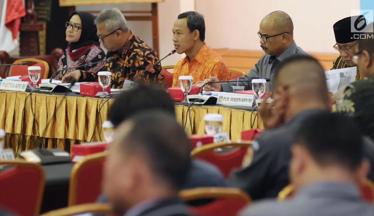 Komisioner KPU, Pranomo Ubaid Tanthowi (tengah) menyampaikan Uji Publik Rancangan Peraturan KPU terkait Pemilu 2019 di Jakarta, Senin (19/3). Uji Publik diikuti perwakilan dari partai poltik peserta Pemilu 2019. (Liputan6.com/Helmi Fithriansyah)