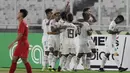 Para pemain Timor Leste merayakan gol yang dicetak Rufino Walter ke gawang Timnas Indonesia pada laga Piala AFF 2018 di SUGBK, Jakarta, Selasa (13/11). Indonesia menang 3-1 atas Timor Leste.(Bola.com/M. Iqbal Ichsan)