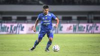 Pemain Persib Bandung, Febri Hariyadi mengontrol bola pada laga lanjutan pekan ke-3 BRI Liga 1 2023/2024 antara Persib Bandung melawan Dewa United FC di Stadion Gelora Bandung Lautan Api (GBLA), Bandung, Jumat (14/07/2023). (Bola.com/Bagaskara Lazuardi)