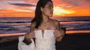 Nicole Parham tampil seksi dengan mengenakan dress dengan belahan dada rendah. Gaunnya pun tidak panjang hanya samapi paha. (Instagram/ nicoleparham_)