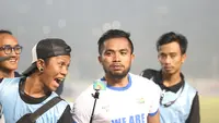 Seorang Suporter Persib Bandung melakukan foto Selfie bersama Zulham Zamrun usai Final Piala Presiden 2015 di Stadion Gelora Bung Karno, Jakarta, Minggu (18/10/2015). (Bola.com/Nicklas Hanoatubun).