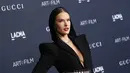 Alessandra Ambrosio berpose saat menghadiri acara LACMA Art+Film Gala di Los Angeles County Museum of Art di Los Angeles, California, pada 5 November 2022. Model asal Brasil meletakkan tangannya di pinggul saat ia tampil memukau dalam setelan hitam karya Jean Paul Gaultier yang memadukan glamor 1940-an dengan kepekaan futuristik. (AFP/Michael Tran)