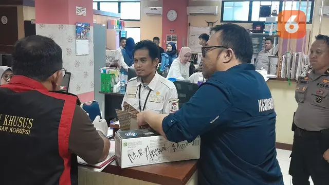 Tim Penyidik Tipikor Kejari Makassar menggeledah sejumlah ruangan di Kantor Dinas Pertanahan Kota Makassar serta rumah para tersangka dugaan korupsi pembebasan lahan industri persampahan di Kota Makassar TA 2012, 2013 dan 2014 (Liputan6.com/Eka Hakim)