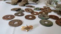 Temuan sebuah perhiasan emas dan uang koin kuno Tiongkok peninggalan desa kuno Majapahit (Liputan6.com/Zainul Arifin)