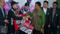 Kemenpora memberikan bonus sebesar 250 juta kepada Kevin dan Marcus saat tiba di Bandara Internasional Soekarno Hatta, Tangerang, Banten, Selasa (14/3). Kevin dan Marcus adalah juara ganda putra All England 2017. (Liputan6.com/Gempur M Surya)