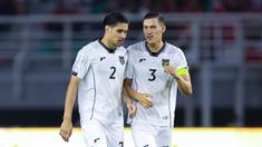 Pemain Timnas Indonesia,&nbsp;Kevin Diks&nbsp;berbincang dengan Jay Idzes saat melawan Timnas Lebanon dalam laga FIFA Matchday 2025 di Stadion Gelora Bung Tomo, Surabaya, Senin (8/9/2025). (Bola.com/Abdul Aziz)