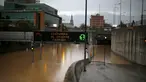 Banjir menutupi akses jalan raya di Ibu Kota Chile, Santiago, Minggu (17/4). Chile didera hujan lebat tanpa henti selama akhir pekan kemarin yang mengakibatkan banjir dan longsor. (REUTERS/Ivan Alvarado)