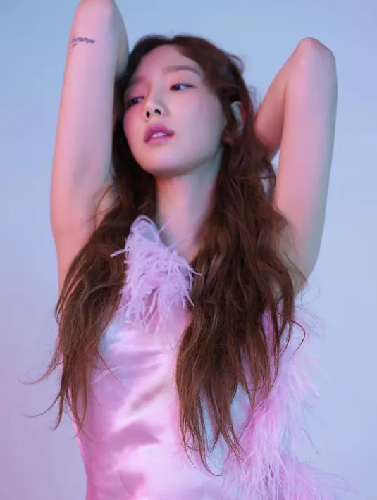 Di akhir MV, Taeyeon terlihat membawa kope dan membuangnya ke laut. Leader dari SNSD ni kembali beraksi dengan menembak koper itu saat berada di udara dan langsung berlari ke pinggir pantai. (Foto: instagram.com/taeyeon_ss)