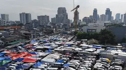 Pasar ini memiliki karakter yang berbeda dibandingkan pasar lainnya karena waktu operasionalnya yang terbatas. Tampak dalam foto, deretan mobil dan tenda yang menjual pakaian muslim terlihat di salah satu pasar musiman di Jakarta, Senin 9 Maret 2026. (AP Photo/Achmad Ibrahim)