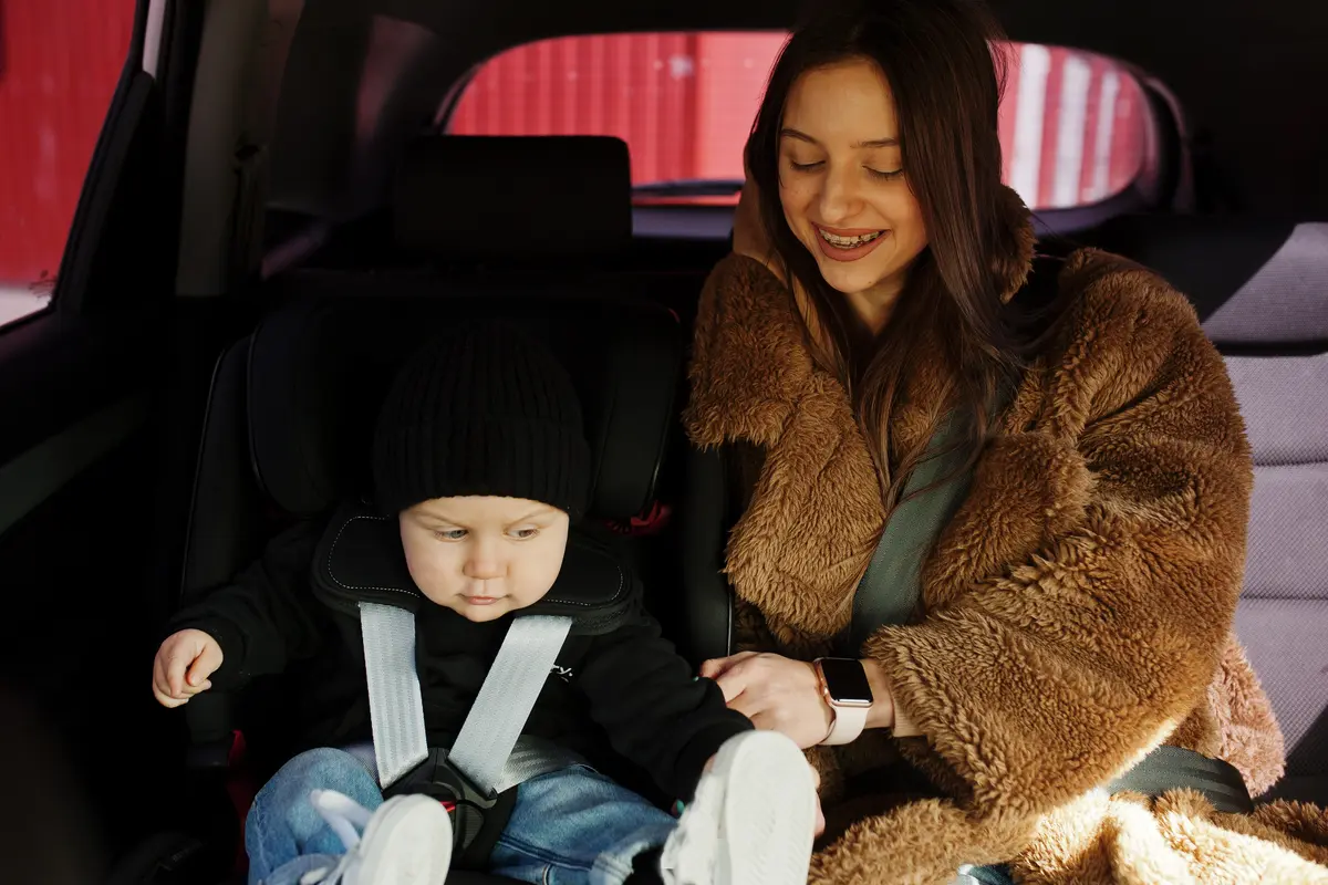 Masih Gendong Bayi di Mobil? Yuk Kenali Pentingnya Car Seat untuk Keamanan