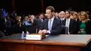 CEO Facebook Mark Zuckerberg memenuhi panggilan untuk bersaksi di hadapan Komite Senat Amerika Serikat di Capitol Hill, Washington, Senin (10/4). Zuckerberg membuat kesaksian yang berlangsung hampir lima jam.  (AP/Pablo Martinez Monsivais)