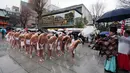 Imam Shinto berdoa untuk sekelompok umat saat festival ketahanan dingin tahunan di Kuil Kanda Myojin Shinto, Tokyo, Jepang, Sabtu (18/1/2020). Menyiramkan air dingin ke tubuh diyakini dapat memurnikan jiwa mereka. (AP Photo/Eugene Hoshiko)