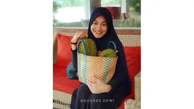 Bikin Pangling, Ini 7 Potret Terbaru Dewi Hughes yang Makin Langsing