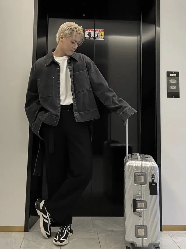 Mengenang Moonbin ASTRO, begini tampilannya saat mengenakan pakaian hitam (Foto: Instagram/moonbinofastro)