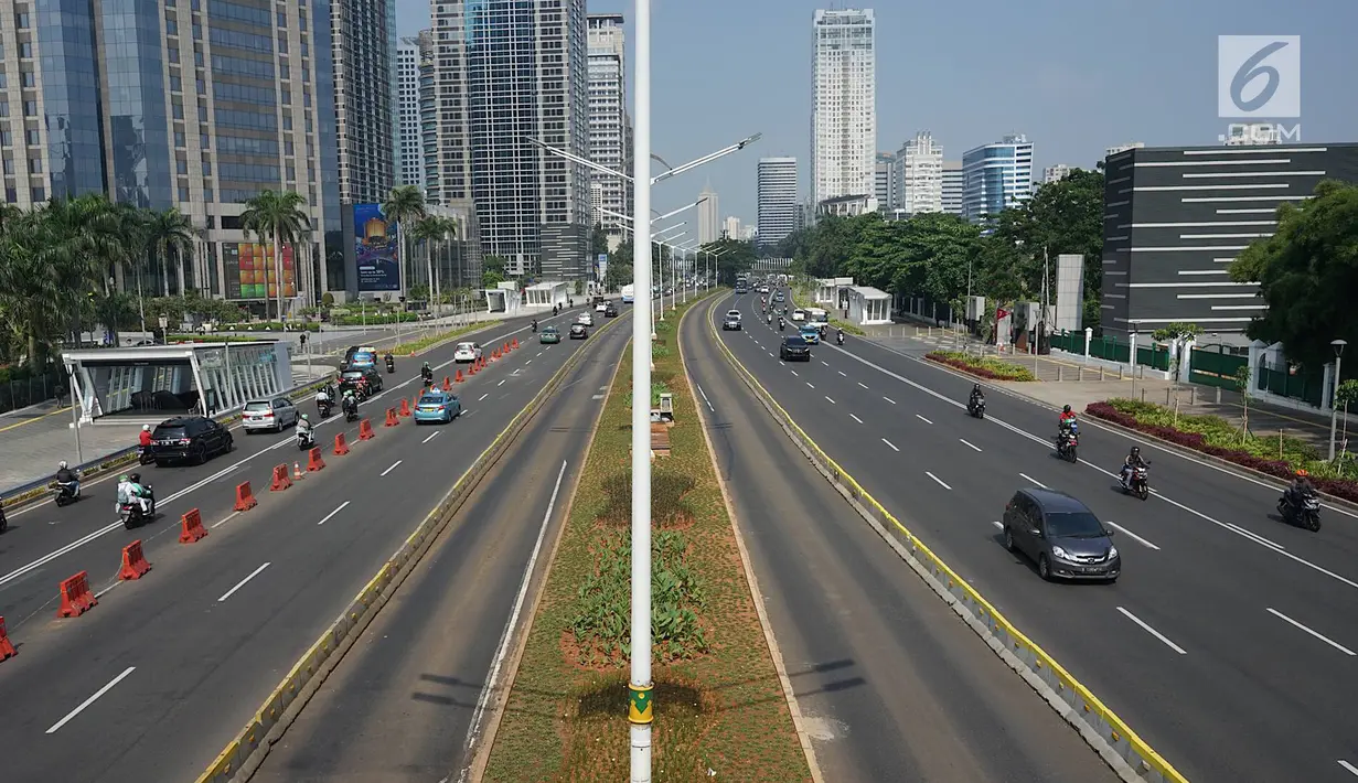 Suasana lalu lintas yang lengang di ruas jalan Jenderal Sudirman, Jakarta, Rabu (22/5/2019). Adanya unjuk rasa dan kericuhan usai pengumuman hasil Pemilu 2019 menyebabkan ruas jalan protokol tersebut berbeda dengan hari biasa yang diwarnai kemacetan. (Liputan6.com/Immanuel Antonius)