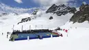 Suasana laga promosi gletser Aletsch, Jungfraujoch, (17/7/2014), antara petenis nomor tiga dunia, Roger Federer kontra pemain ski AS, Lindsey Vonn. (REUTERS/Denis Balibouse)