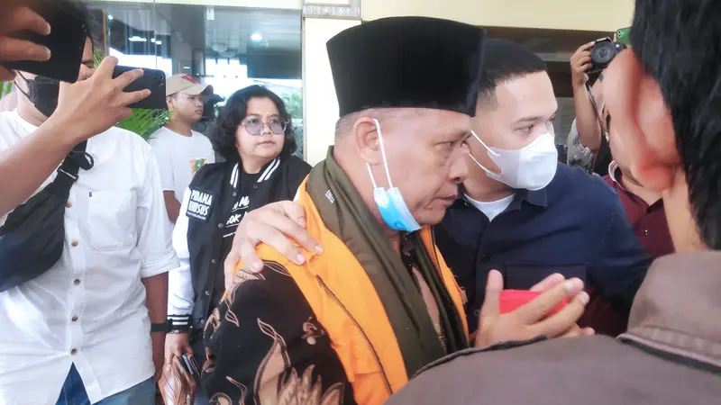 Mantan Rektor UIN Suska Riau Prod Dr Ahmad Mujahidin saat ditahan Kejari Pekanbaru.