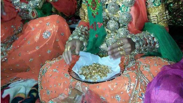 Persembahan 115 Cincin Emas Mempelai Pria Kepada Mempelai Wanita di Bone.