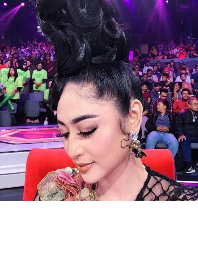 7 Potret Gaya Rambut Seleb Tak Biasa Ini Bikin Geleng Kepala